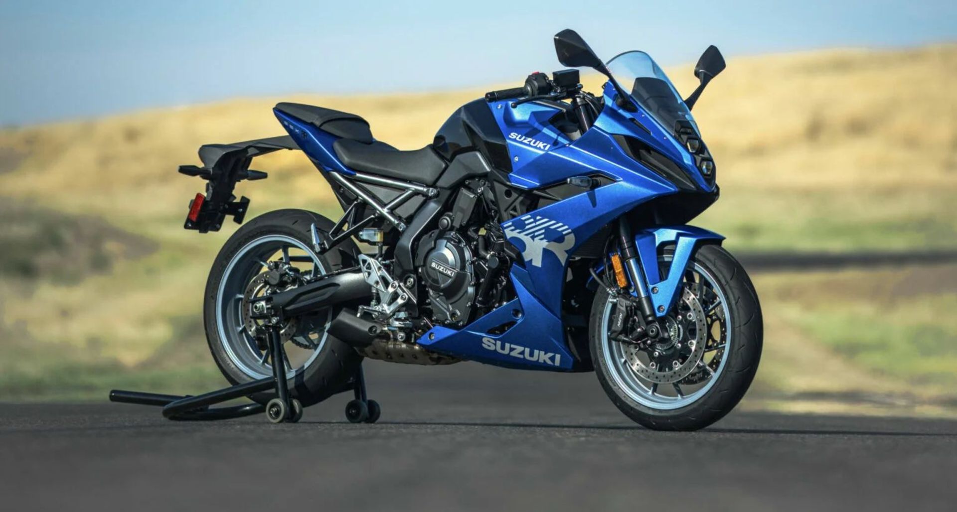 GSX800FRQM4_action_20_1699373257-e1699373361191-1536x822
