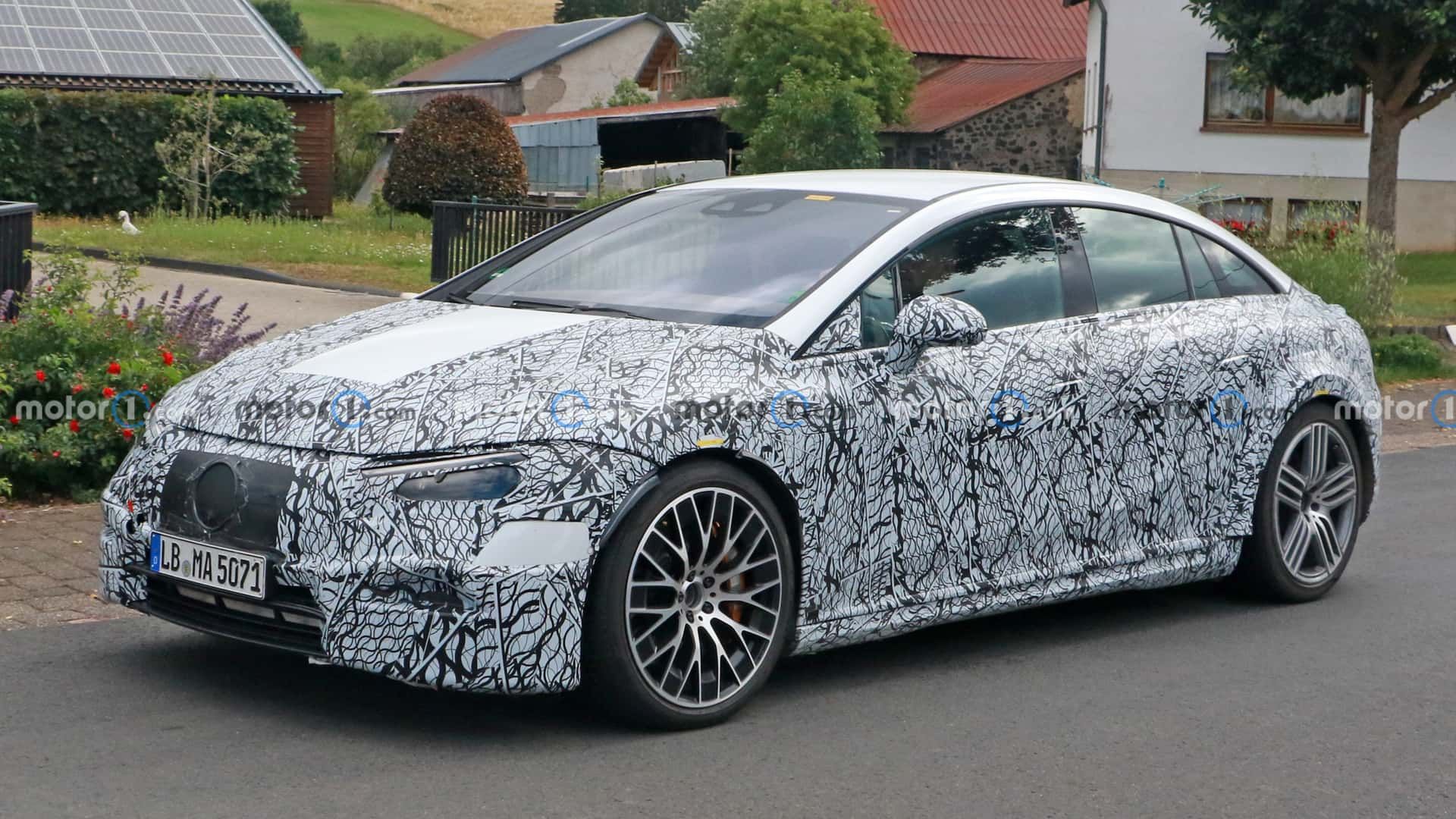 mercedes-amg-gt4-ev-first-spy-photo (1)