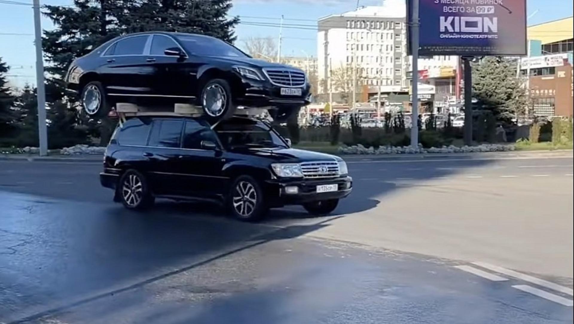 only-in-russia-toyota-land-cruiser-seen-carrying-a-mercedes-maybach-s-class-on-its-roof-224216-7
