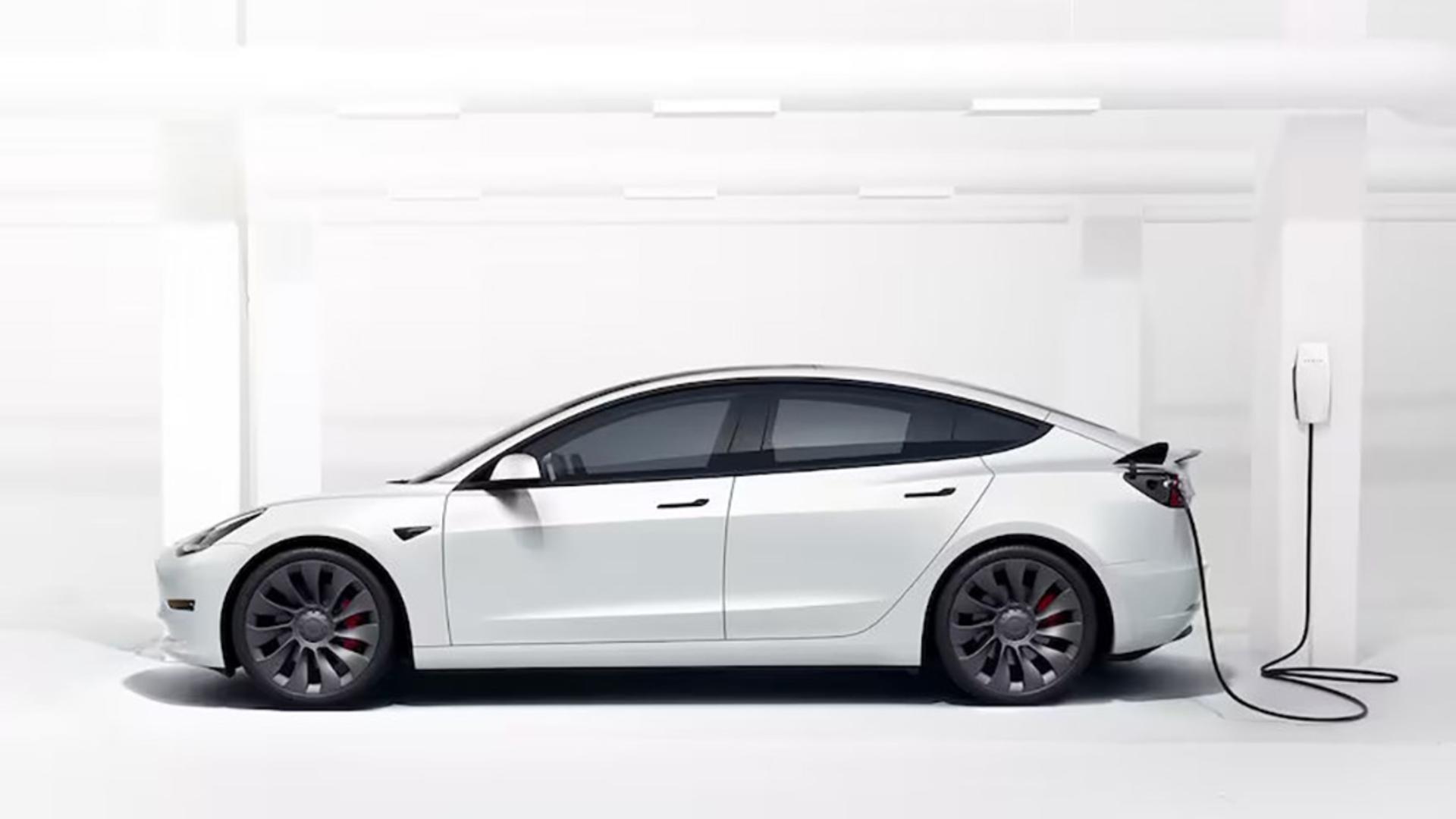 2021-Tesla-Model-3_07-side-view-charging