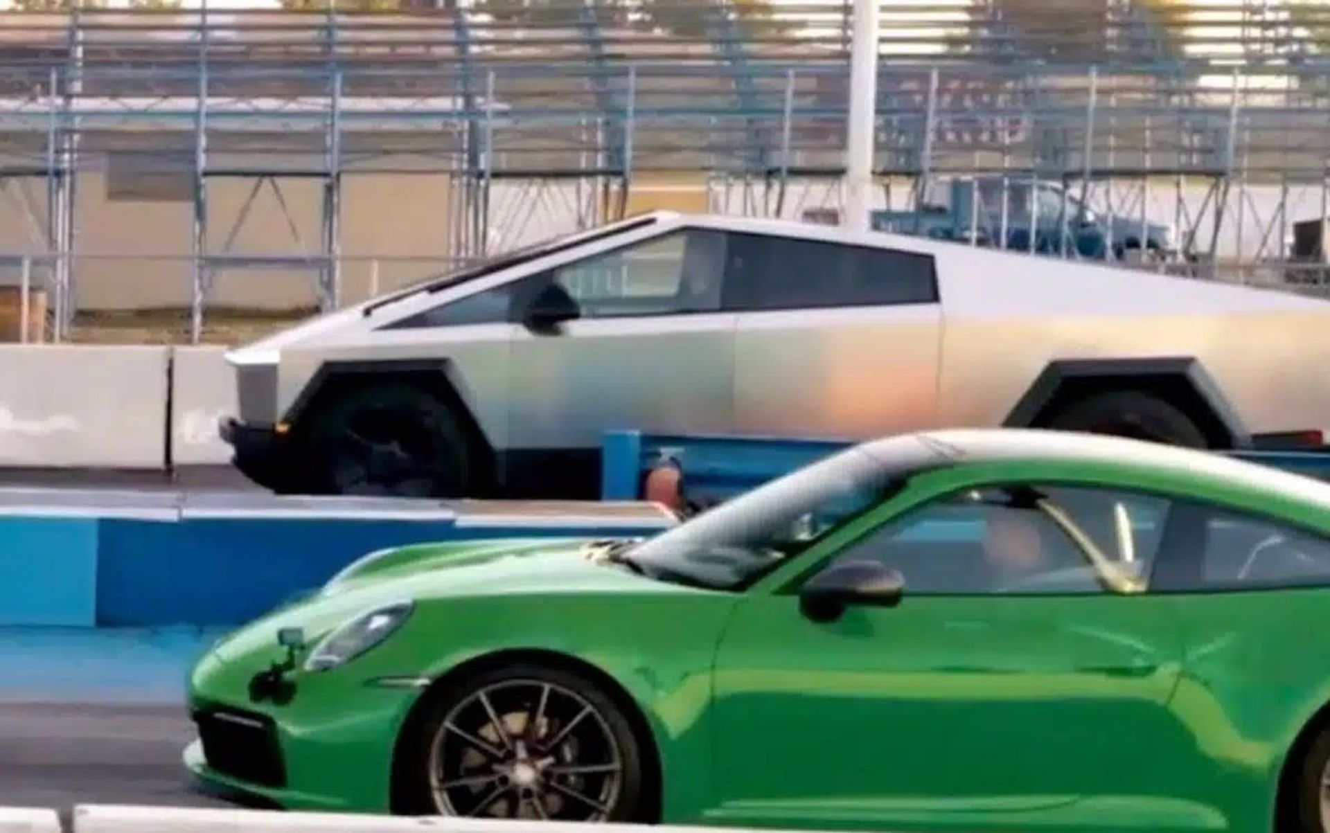 Cybertruck-vs-Porsche-911-1