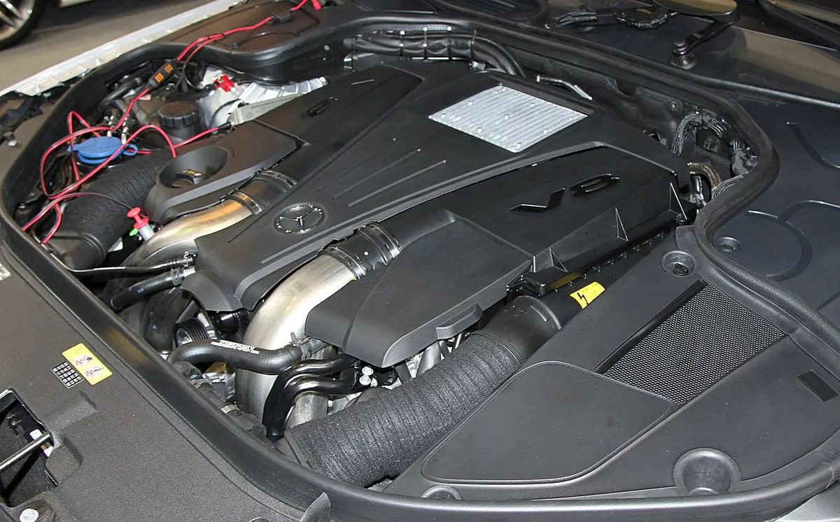 Mercedes-Benz_S550_long_V222_engine_room