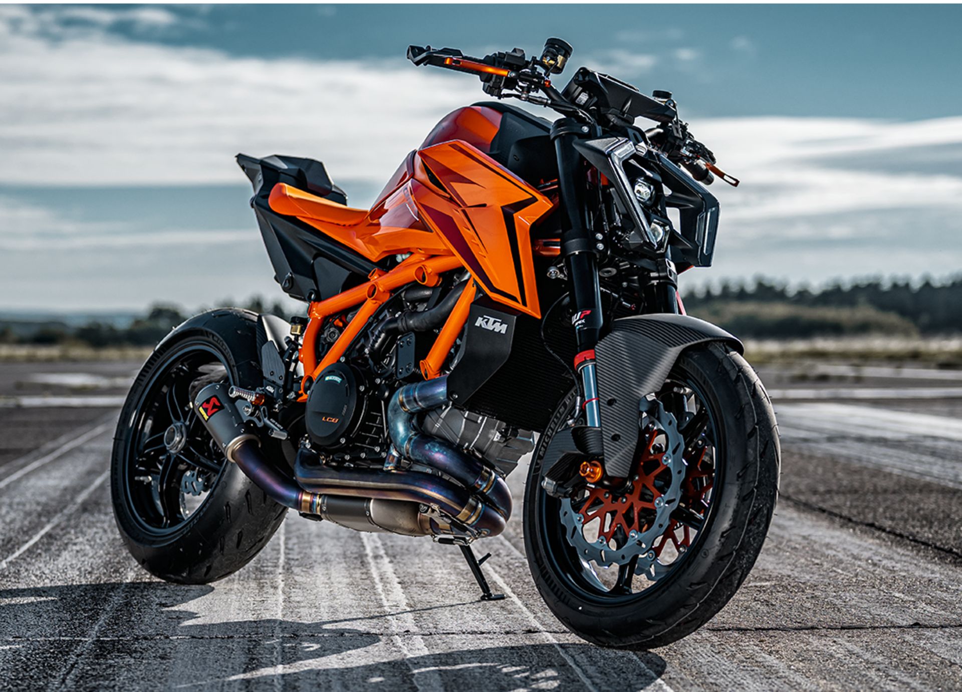 PHO_BIKE_DET_MY24-KTM-1390-SUPER-DUKE-R-EVO-ACTION-4_#SALL_#AEPI_#V1