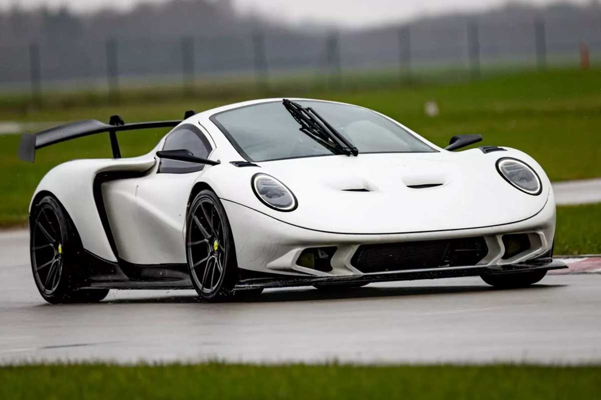 Rhino-Racing-RR01-3