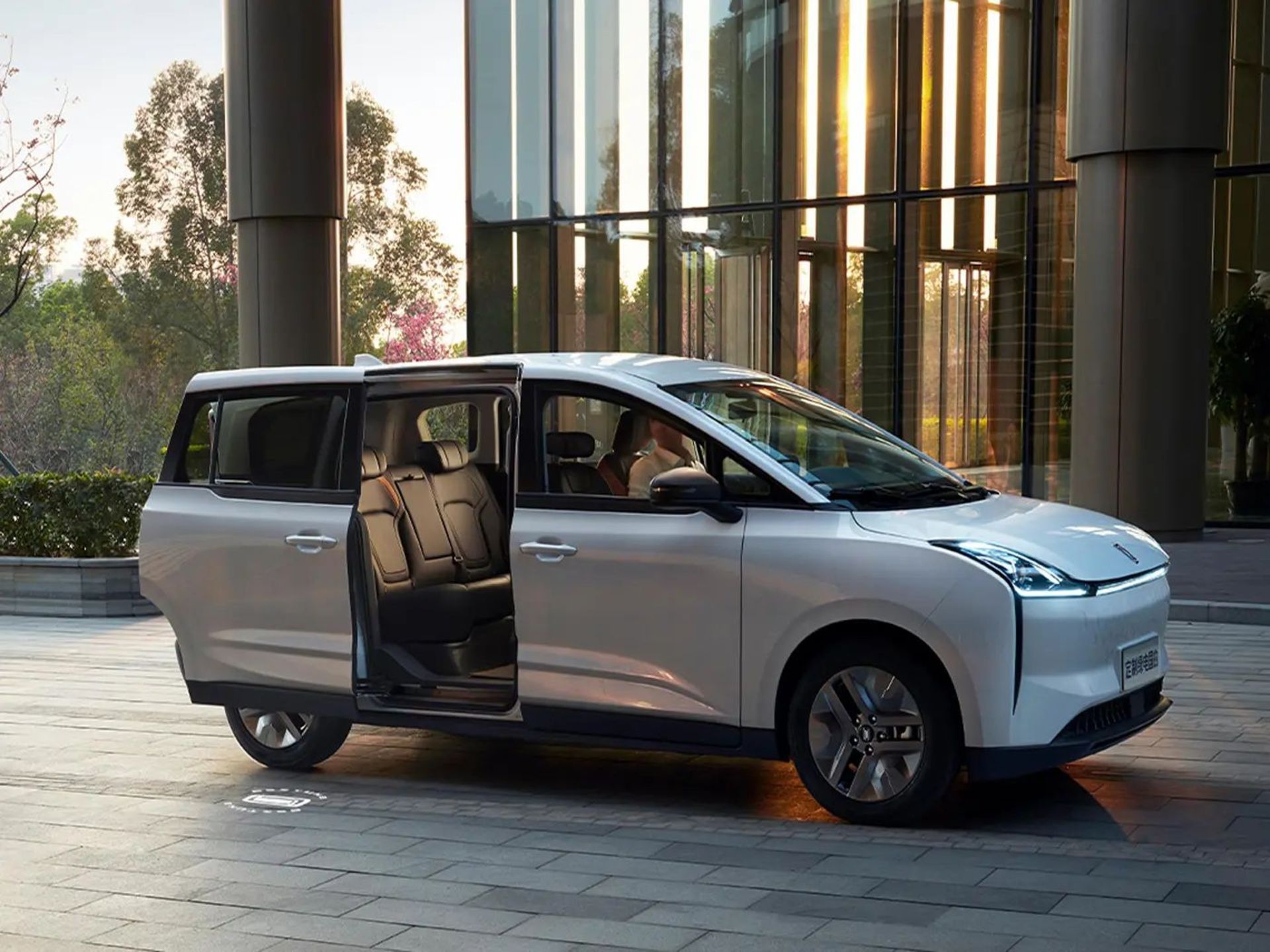 ikco-faw-bestun-taxi-ev-4