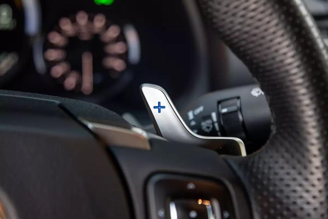 lexus-rc-f-track-edition-2020-21-detail--interior--paddle-shifter--steering-wheel