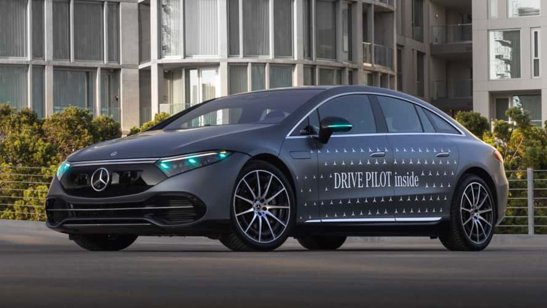 mercedes-benz-with-turquoise-marker-lights