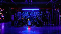 red-bull-f1-car-tire-change-in-complete-darkness (5)