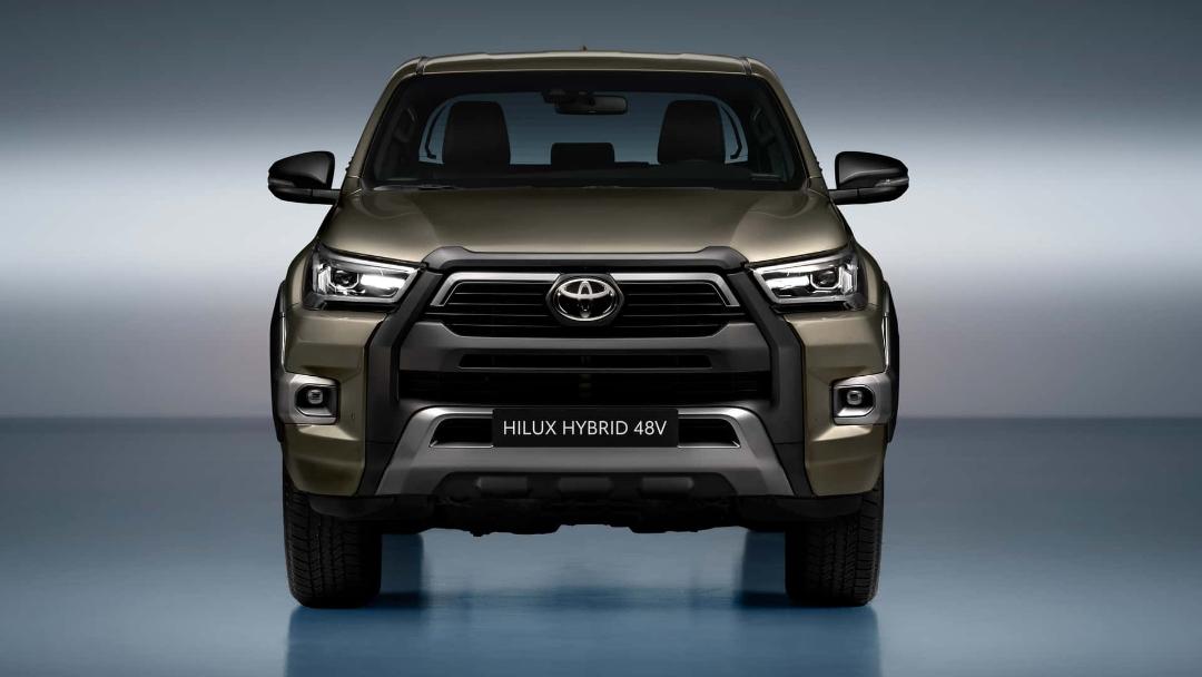 toyota-hilux-2024-mild-hybrid-48-v---esterni-in-studio (2)