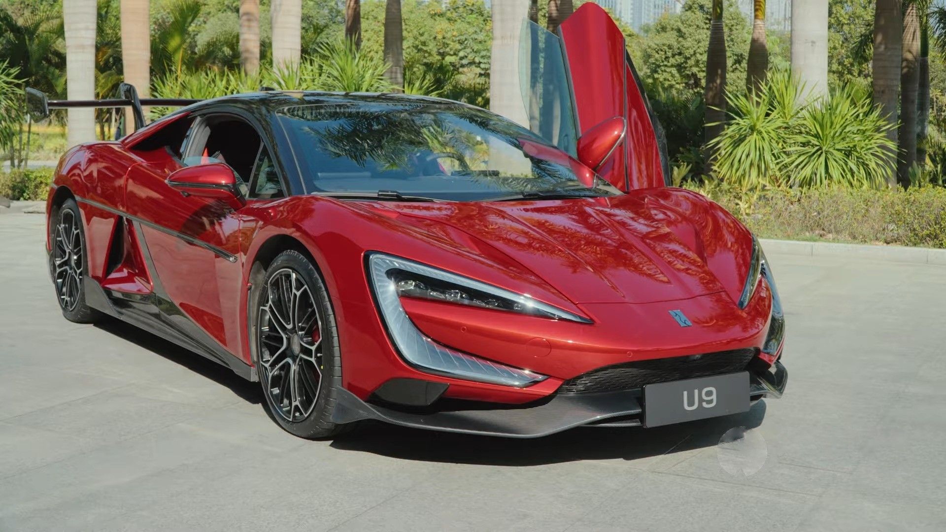 1300-hp-chinese-quad-motor-supercar-hands-on-26-tons-no-rear-window-practical-trunk-228077_1