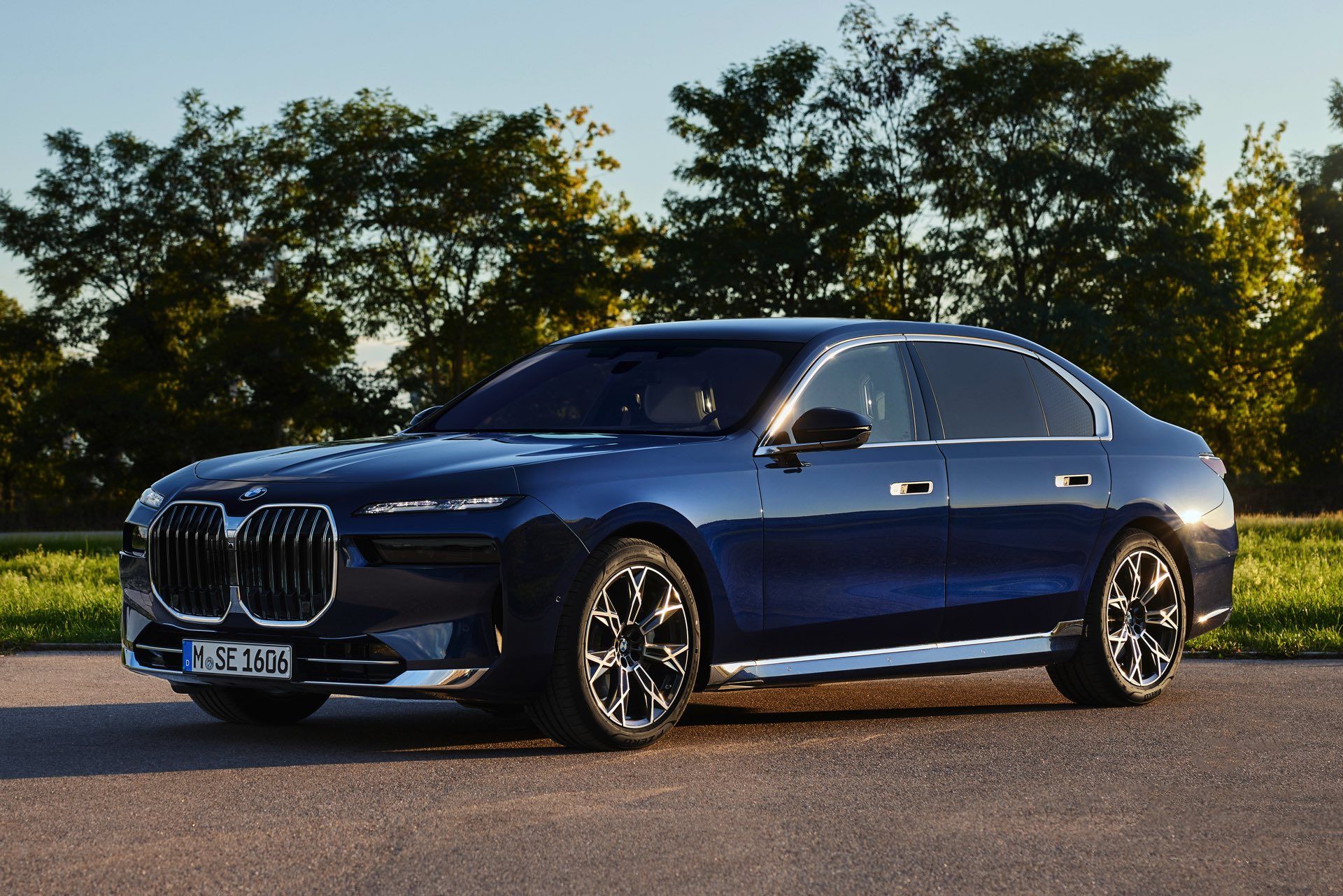 2023-BMW-740d-G70-Tansanitblau-Pure-Excellence-7er-02