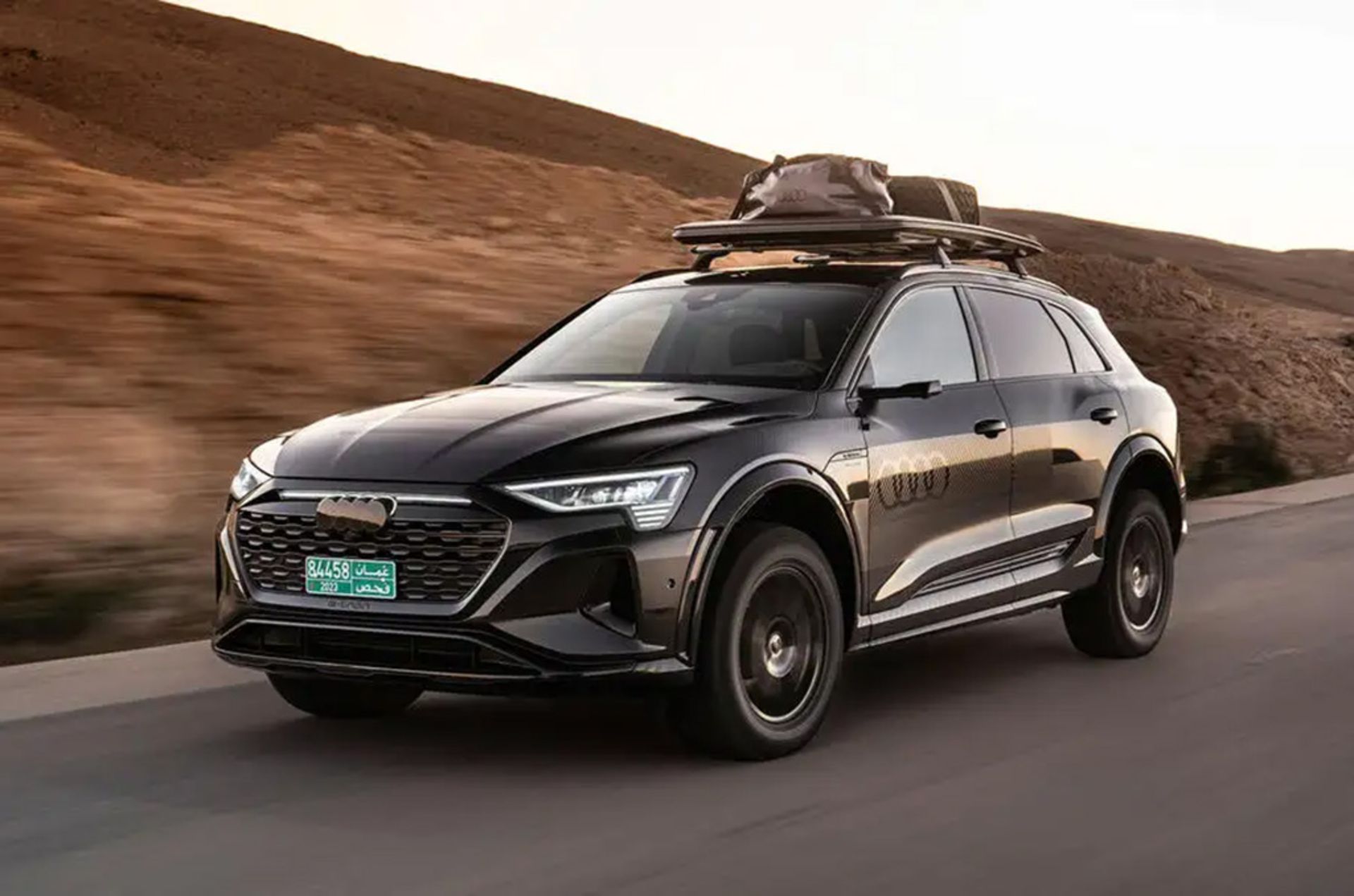 audi-q8-dakar-review-2023-01-tracking-front_0