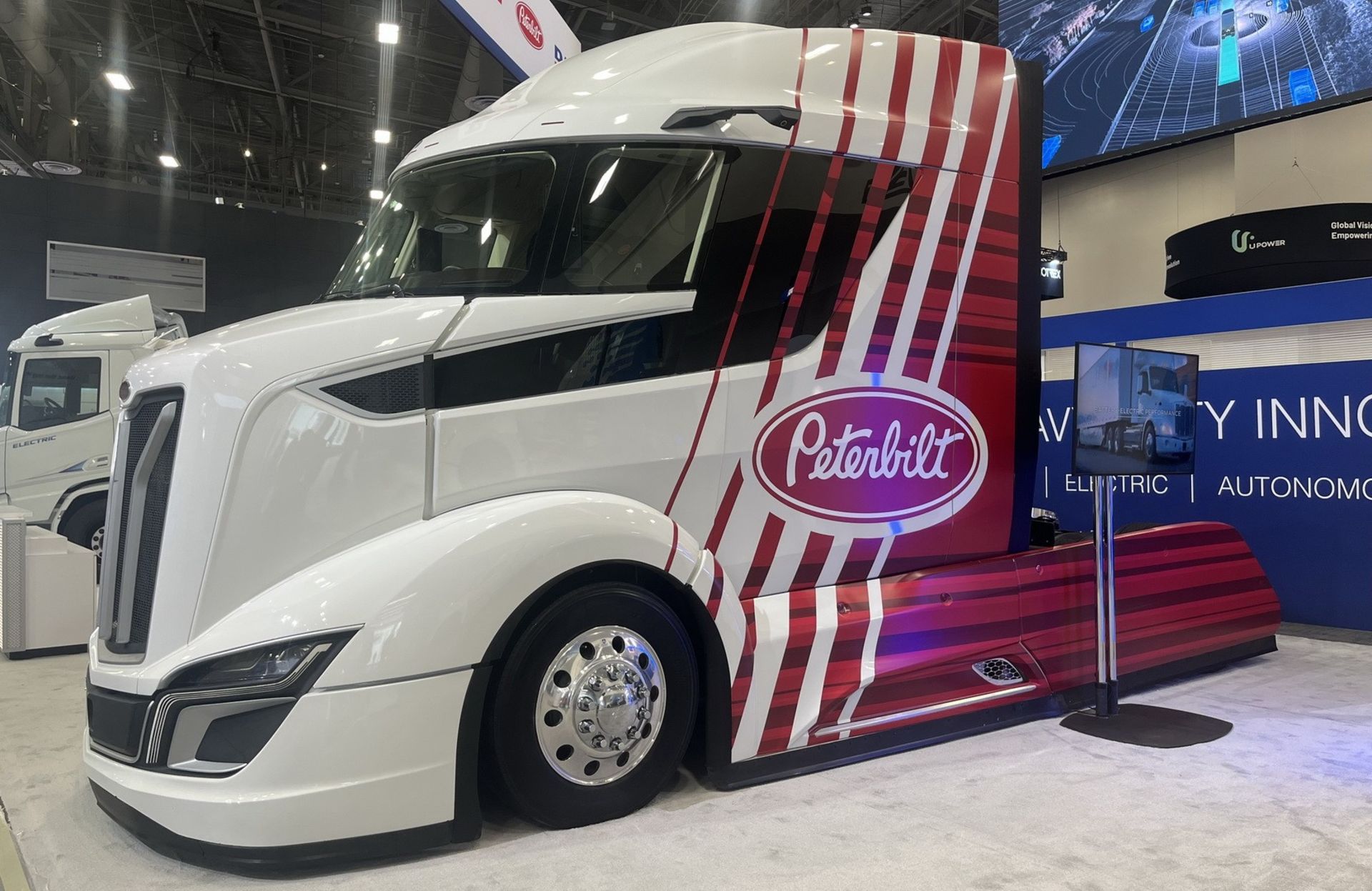 peterbilt-supertruck-ii-arrives-in-vegas-looking-futuristic-doesnt-fear-the-tesla-semi_2