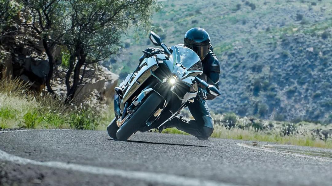 kawasaki-ninja-h2-knee-down