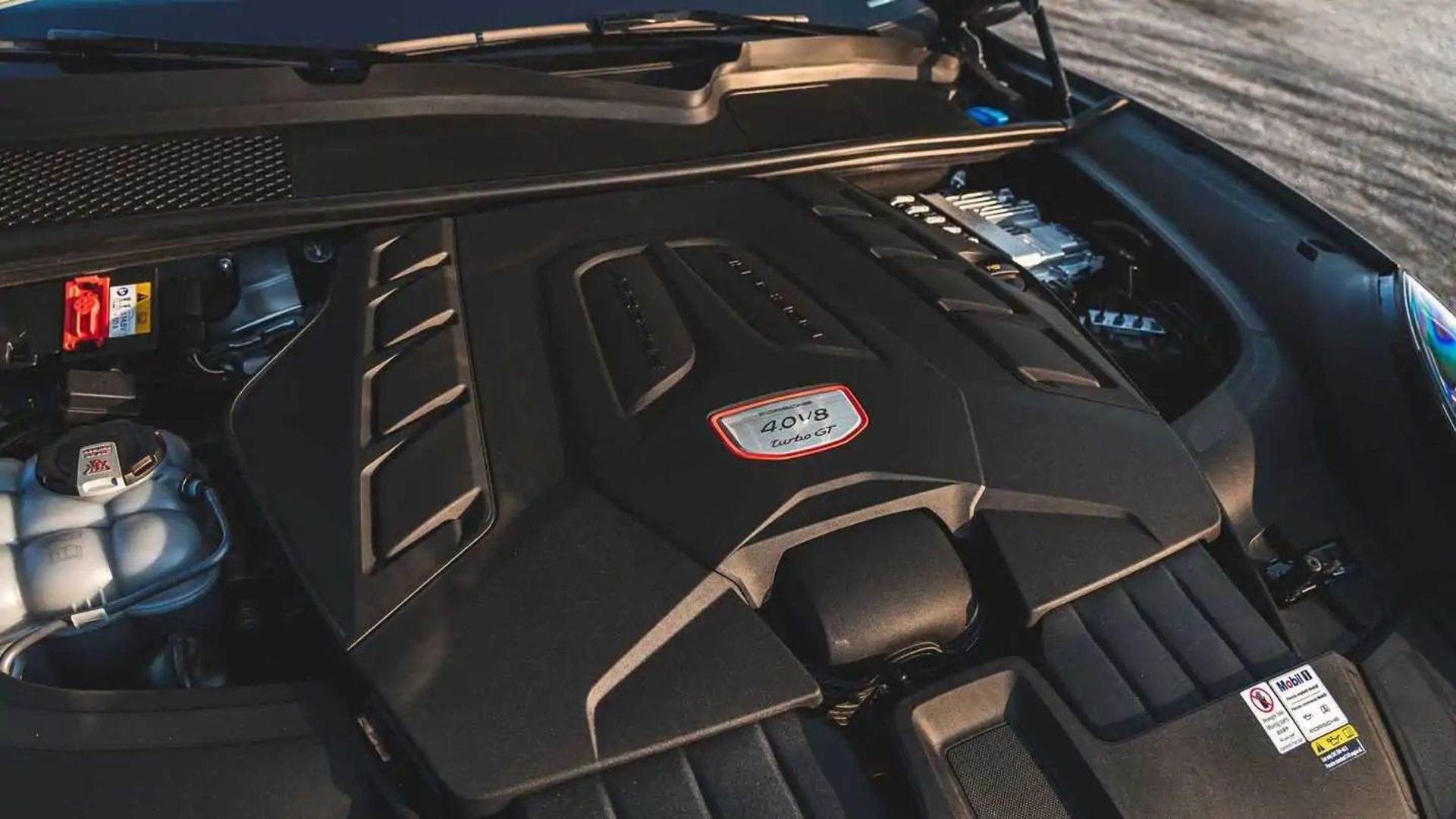 2022-porsche-cayenne-turbo-gt-engine