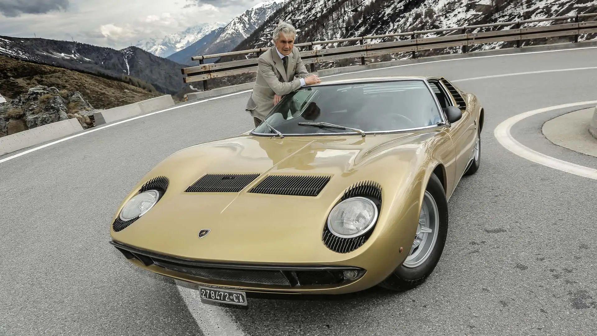 marcello-gandini-leaning-against-the-roof-of-a-lamborghini-miura-parked-on-a-road