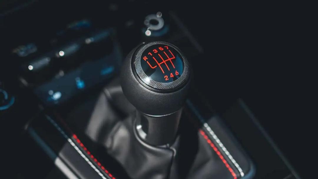 porsche-911-manual-lead