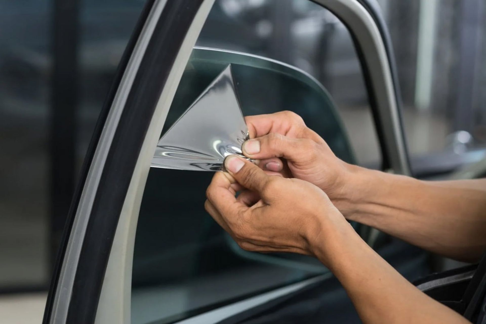 removing-the-tinted-glass-sticker-car-window 1