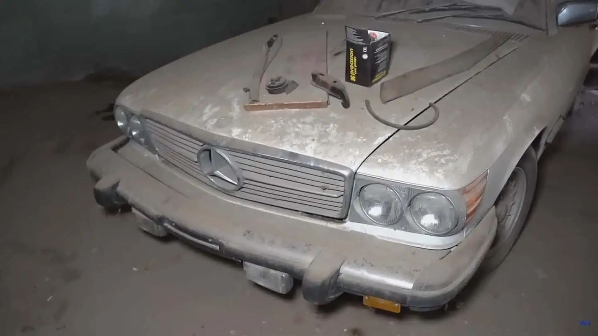 vintage-mercedes-benz-450sl-front-end-covered-in-parts-and-dust