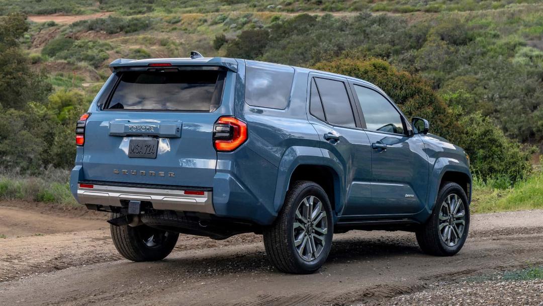 تویوتا فور رانر (Toyota 4Runner) آبی رنگ در مسیر خاکی کوهستانی