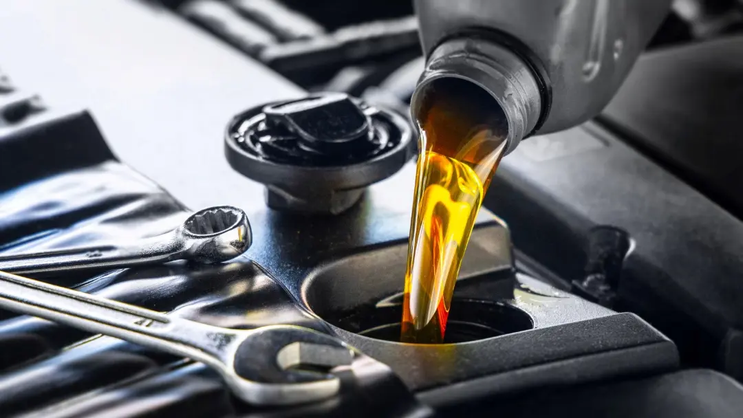 gettyimages-adding-engine-oil