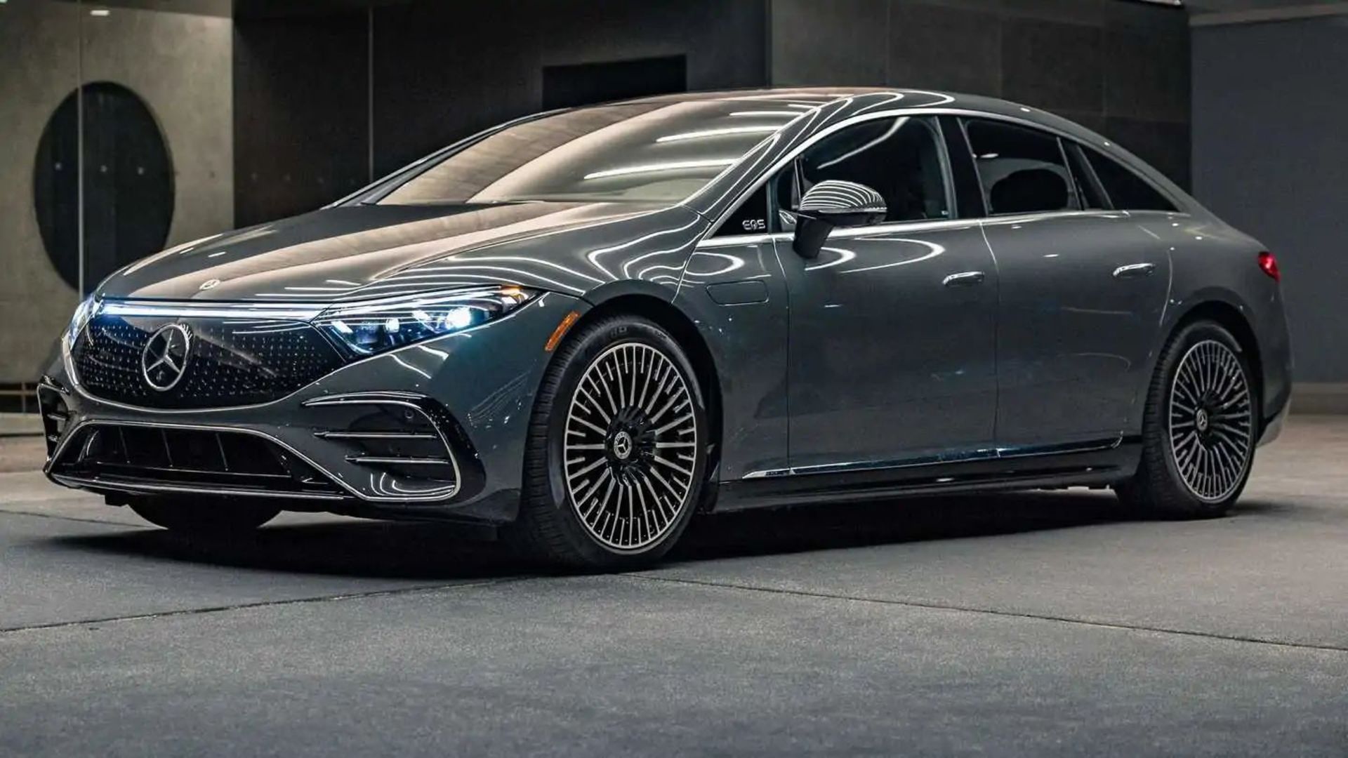 mercedes-benz-eqs-manufaktur-signature-edition