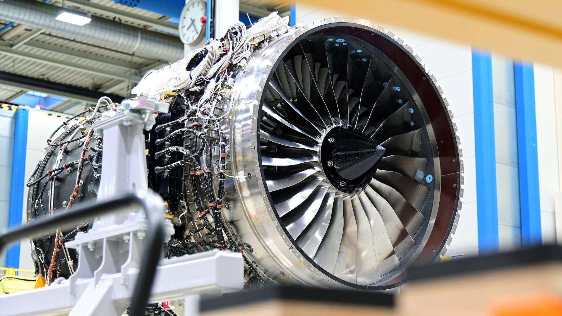 rolls-royce-pearl-10x-engine-on-a-stand-ezgif.com-avif-to-jpg-converter
