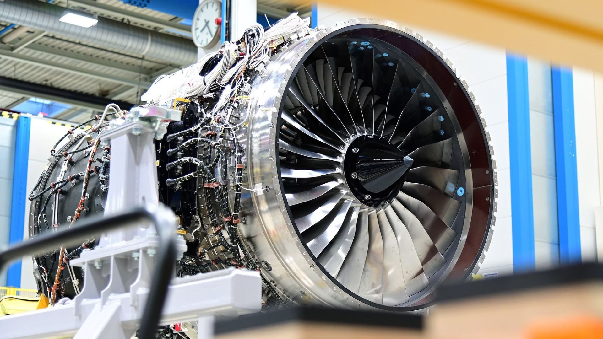 rolls-royce-pearl-10x-engine-on-a-stand-ezgif.com-avif-to-jpg-converter