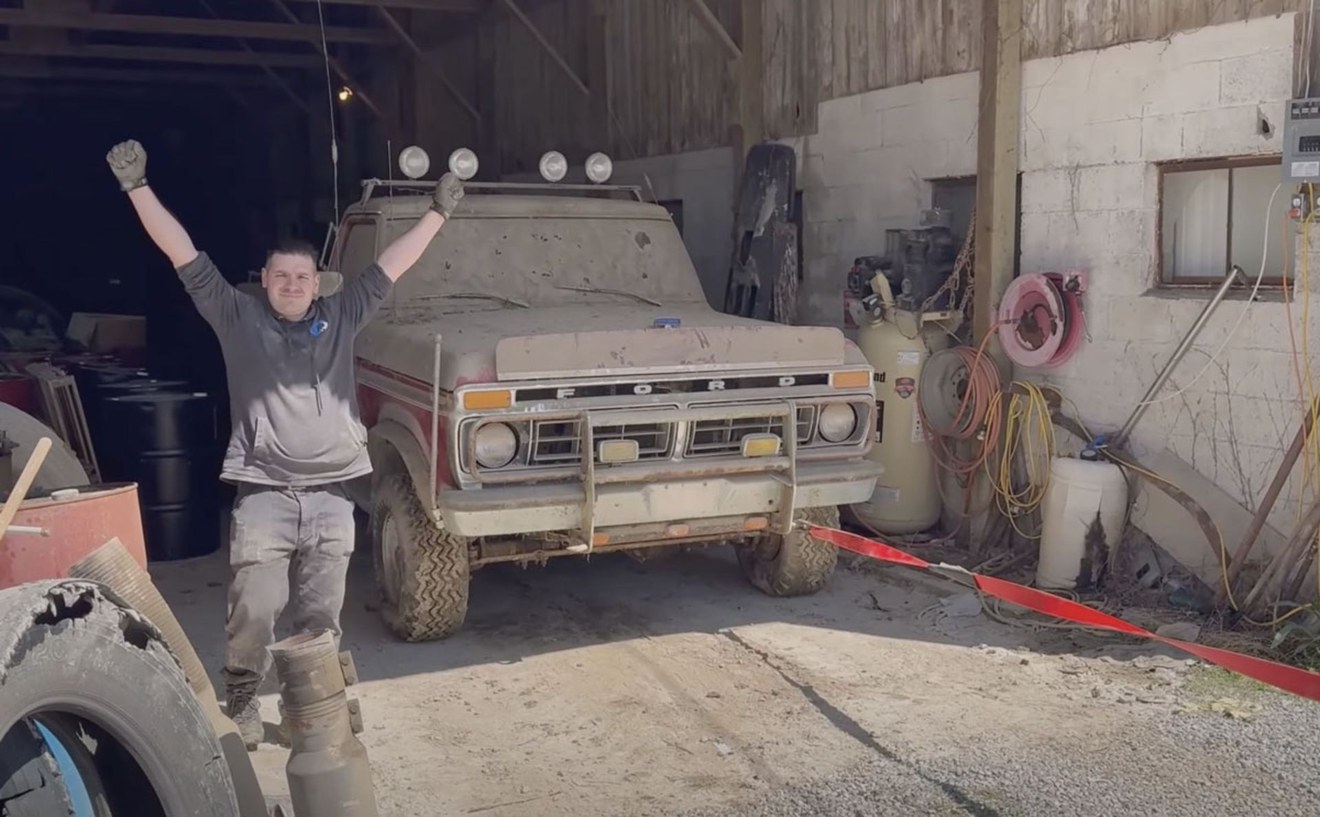 1977-ford-f-250-gets-its-first-wash-in-35-years