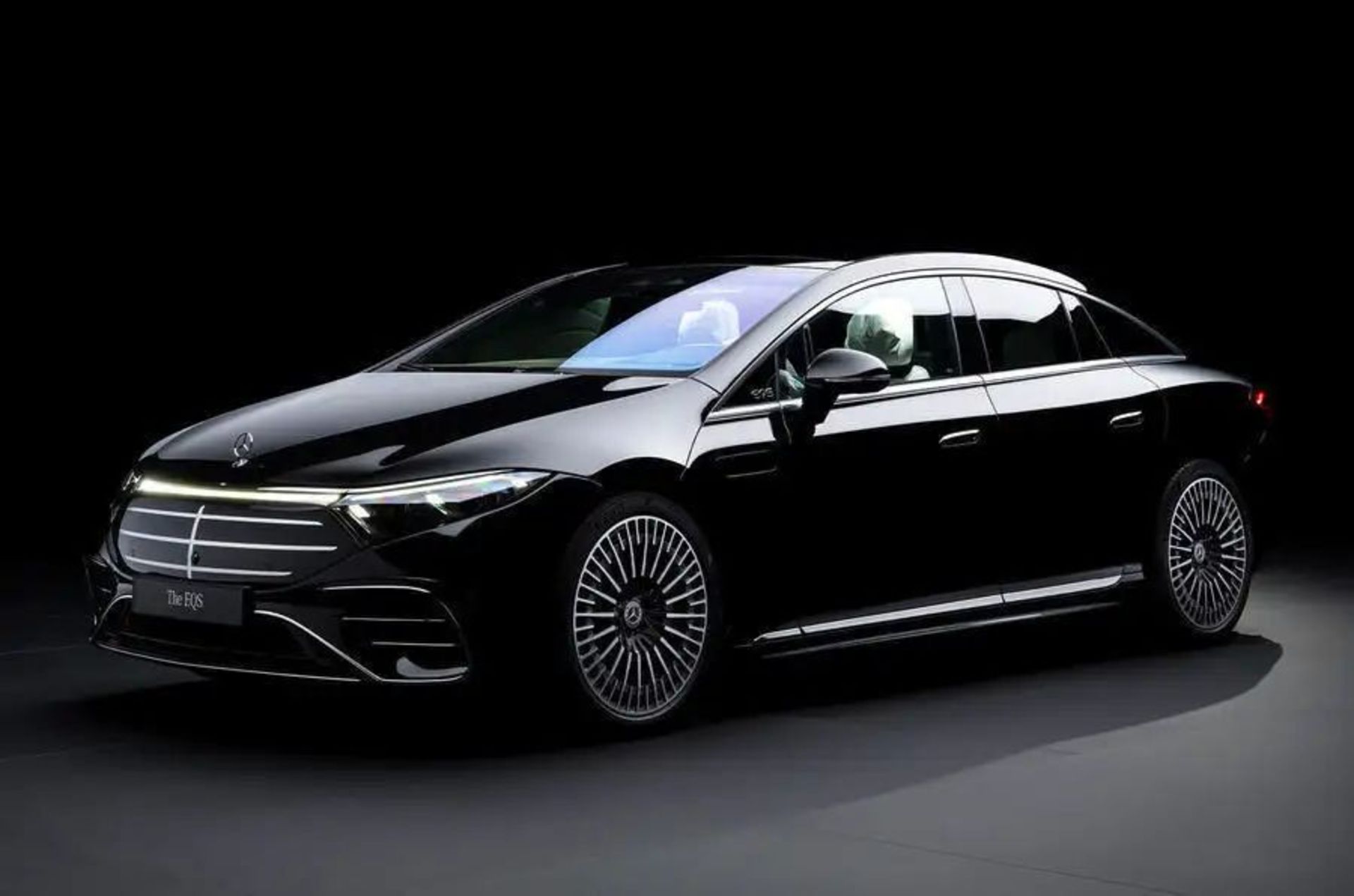 2024_mercedes_eqs_front_lead_0_0