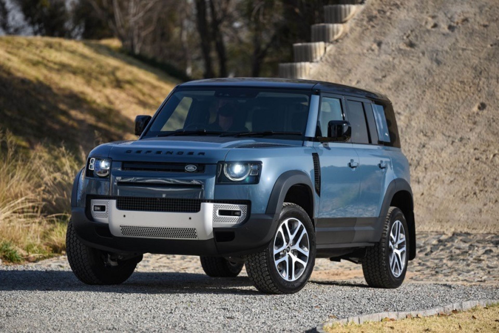 Land-Rover-Defender-LexpressCars-BANNER