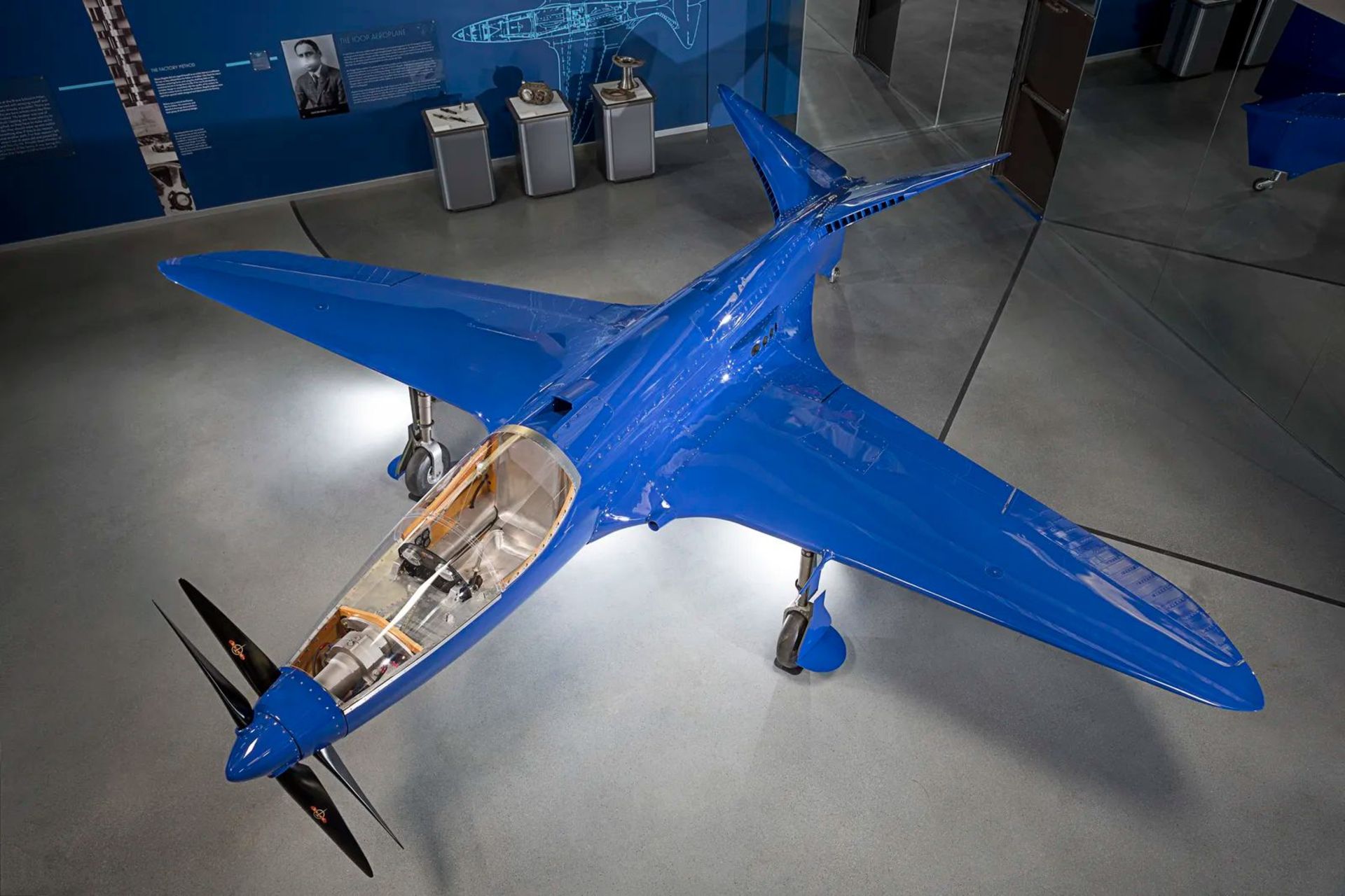 04c_sep2014_bugatti-model-100p751_live