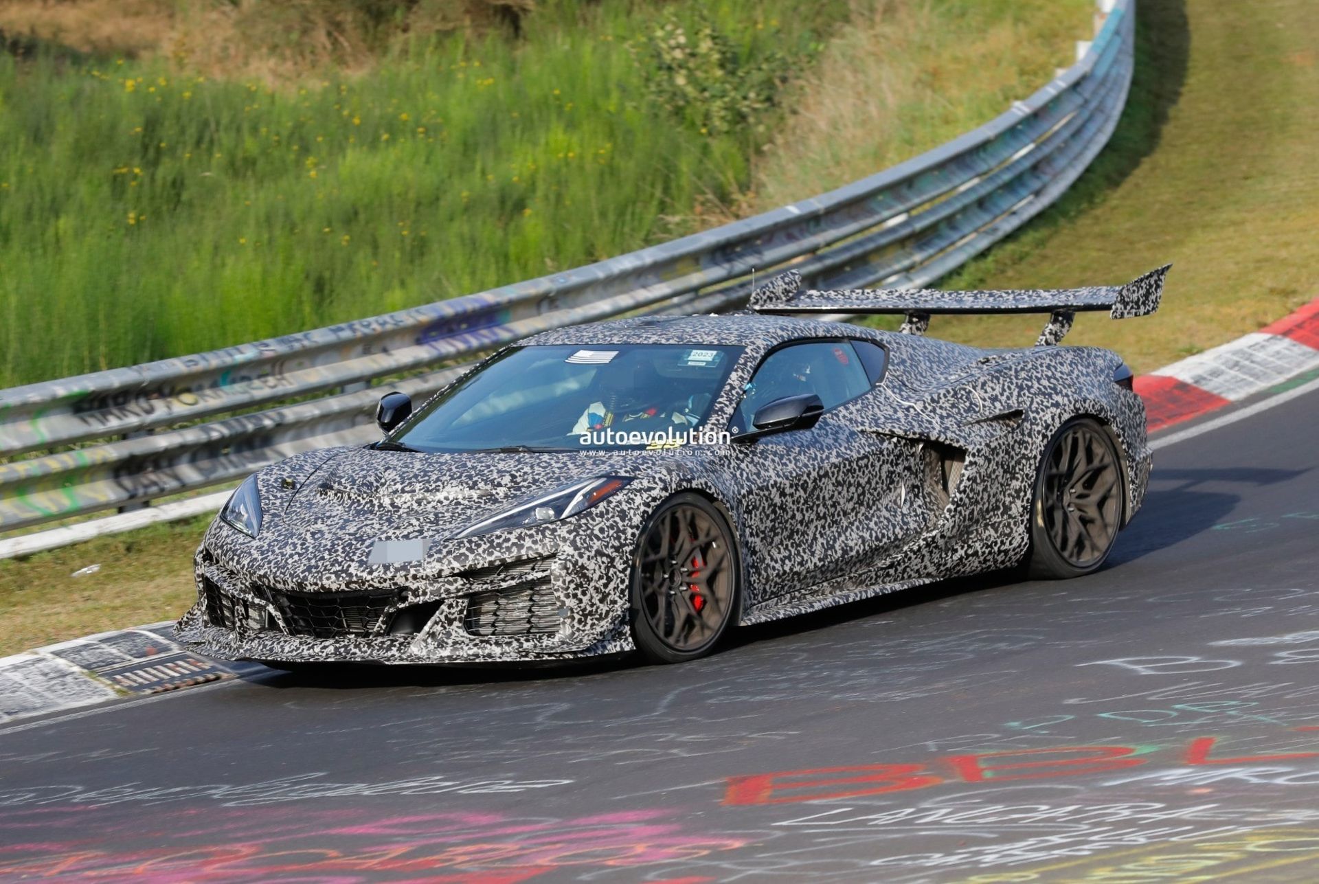 2025-chevrolet-corvette-zr1-spied-with-different-rear-wings-hearsay-suggests-over-800-hp-222549_1