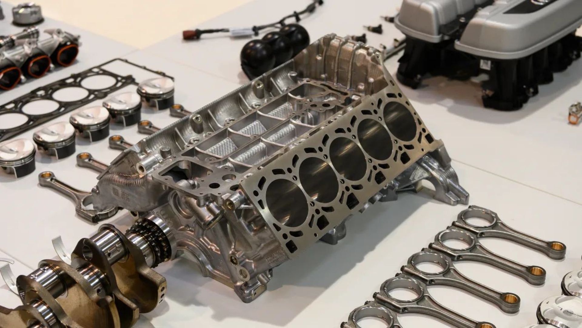 Anatomy of the Audi V10-6
