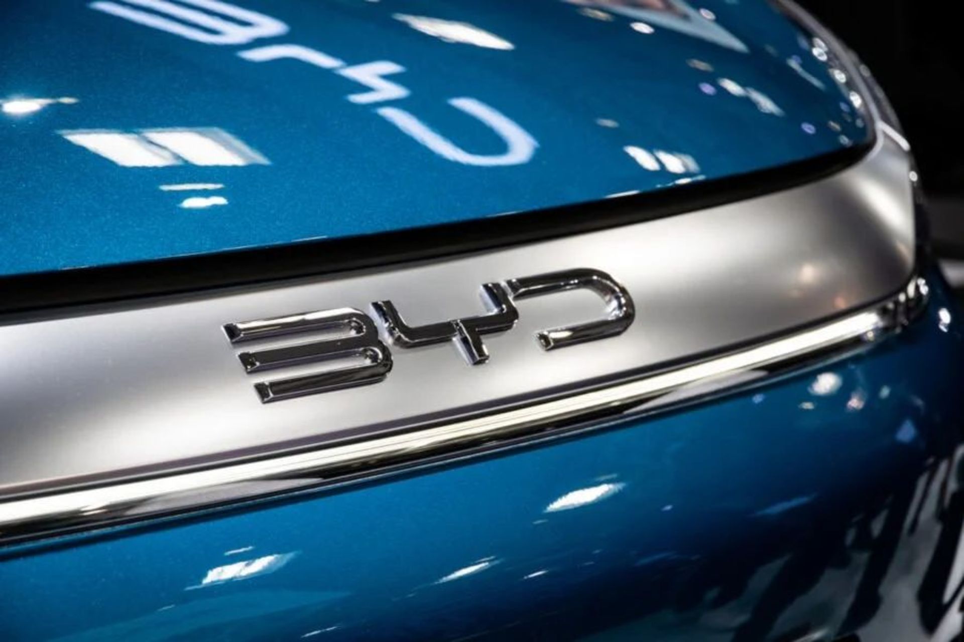 BYD_vs_Tesla_2023-900x600