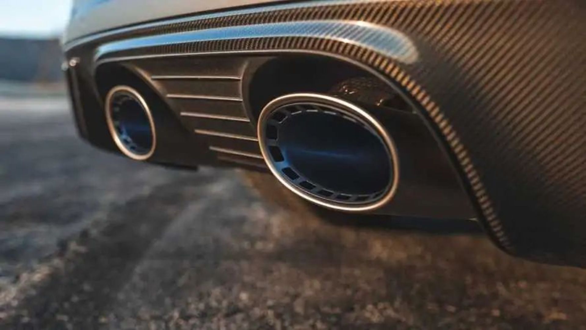 2022-porsche-cayenne-turbo-gt-exterior-exhaust