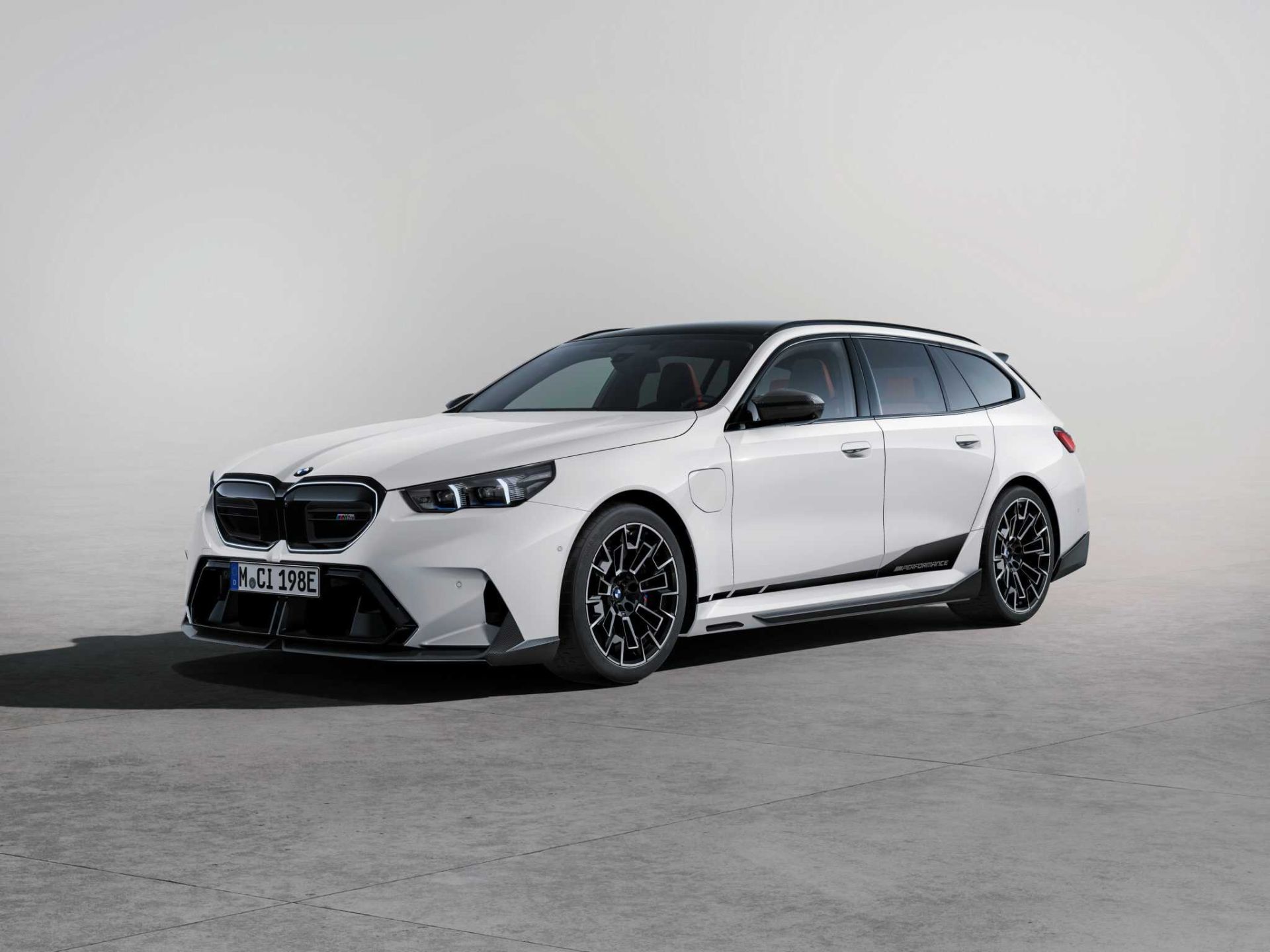 BMW-M5-Touring-with-M-Performance-Parts-1-2048x1536
