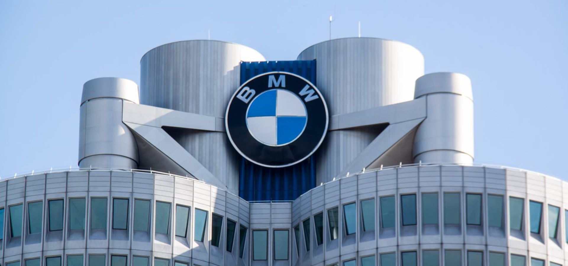 BMW-welt-26-1280x600-logo