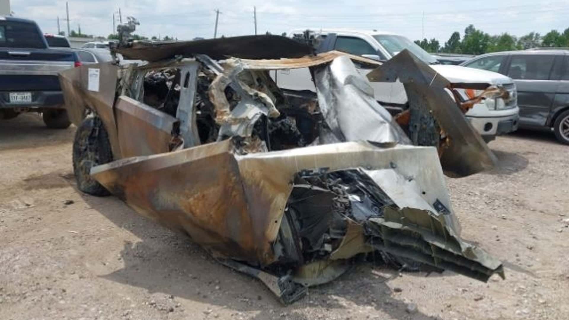 wrecked-tesla-cybertruck-auction
