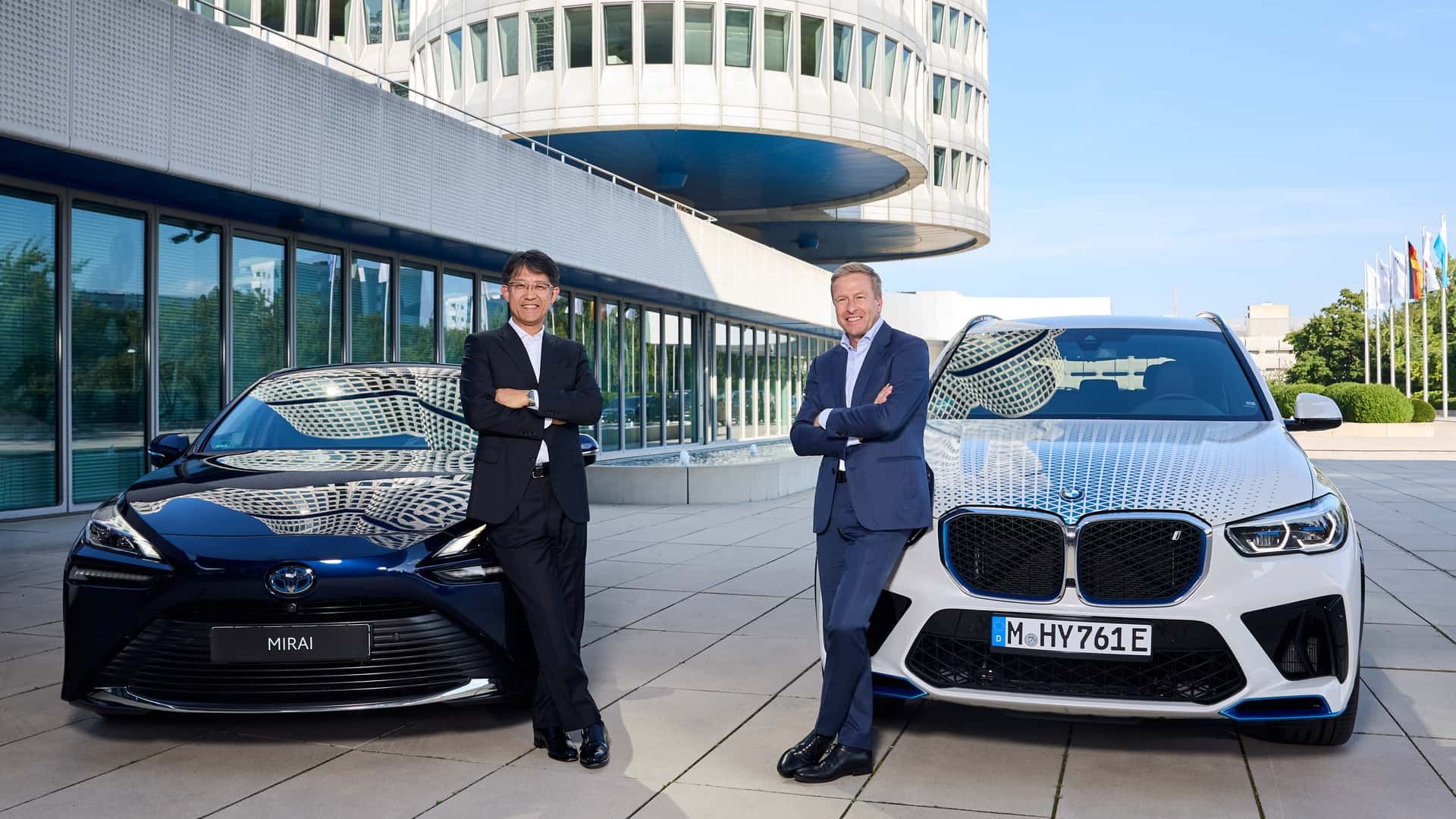 toyota-chef-sato-mit-dem-mirai-und-bmw-chef-zipse-mit-dem-ix5-hydrogen