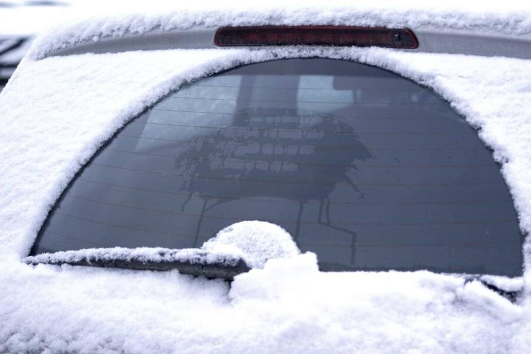 -reason-why-sedans-dont-have-rear-windshield-wipers 3