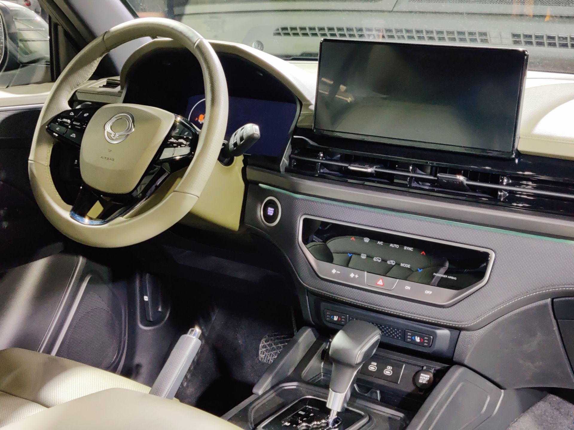 kgm-musso-grand-khan-iliaauto-unveiling-17