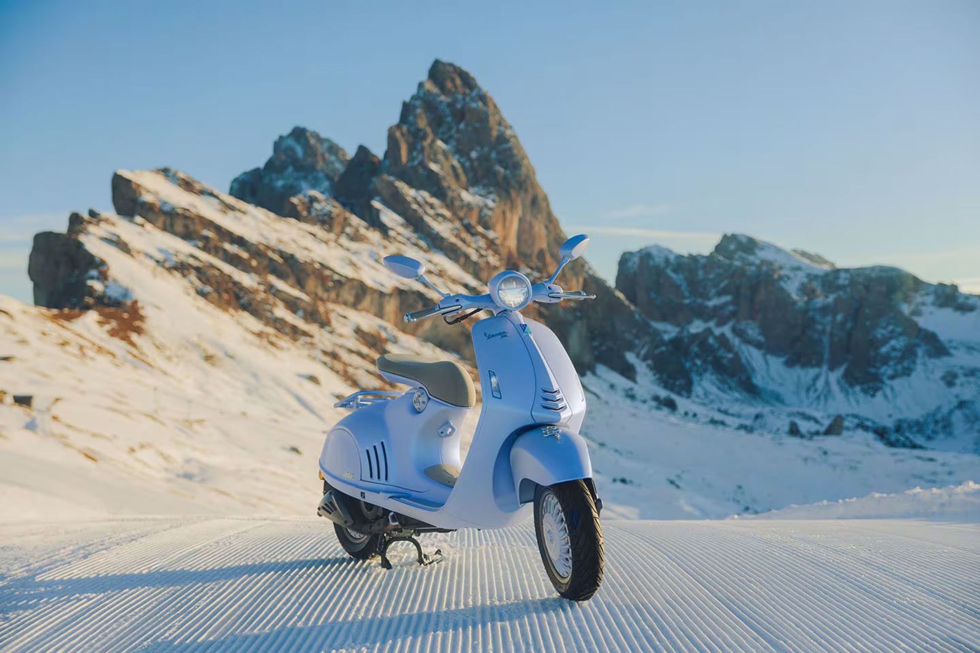 2025-Vespa-946-Snake