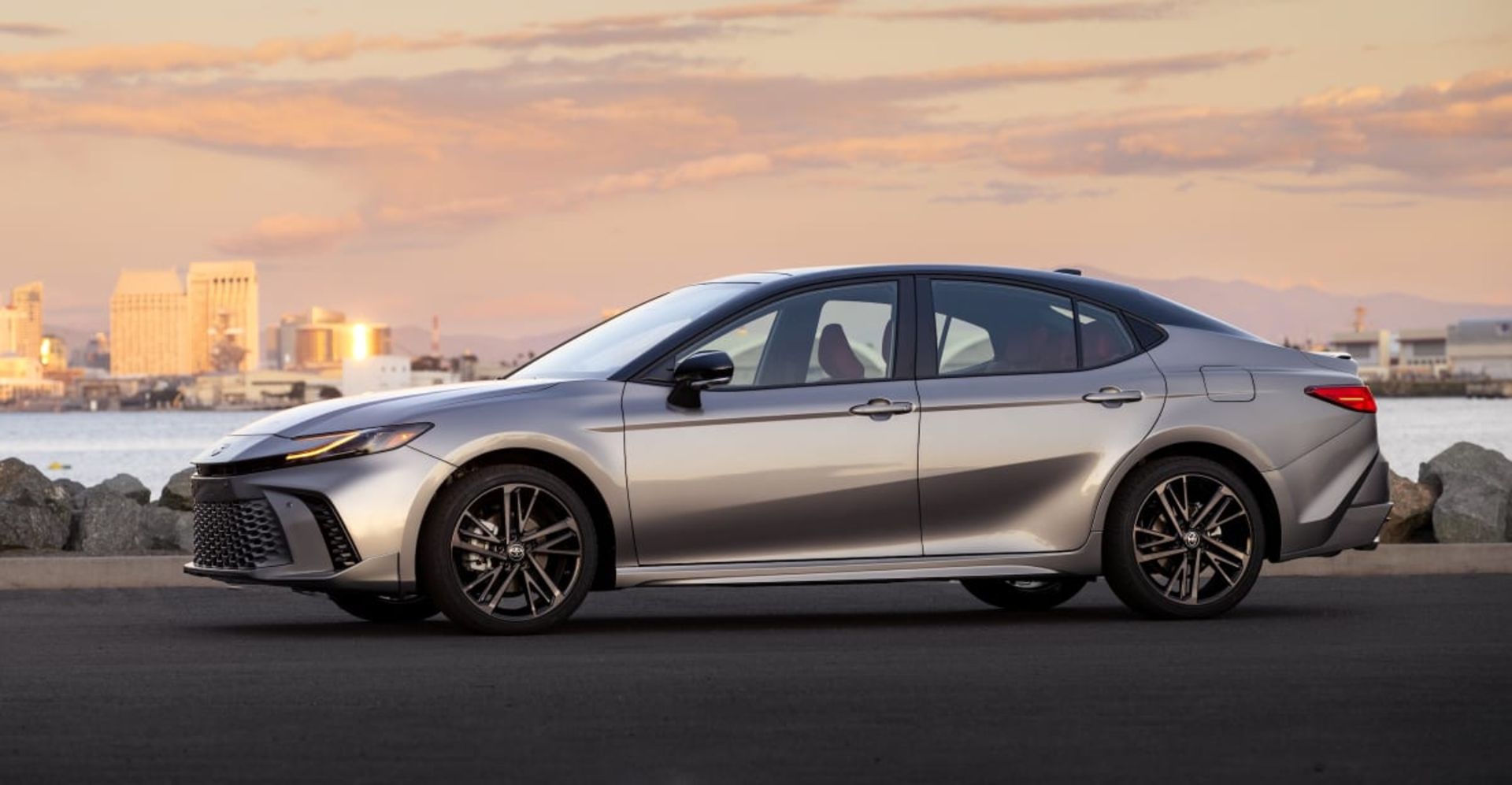 2025_camry_xse_awd_007