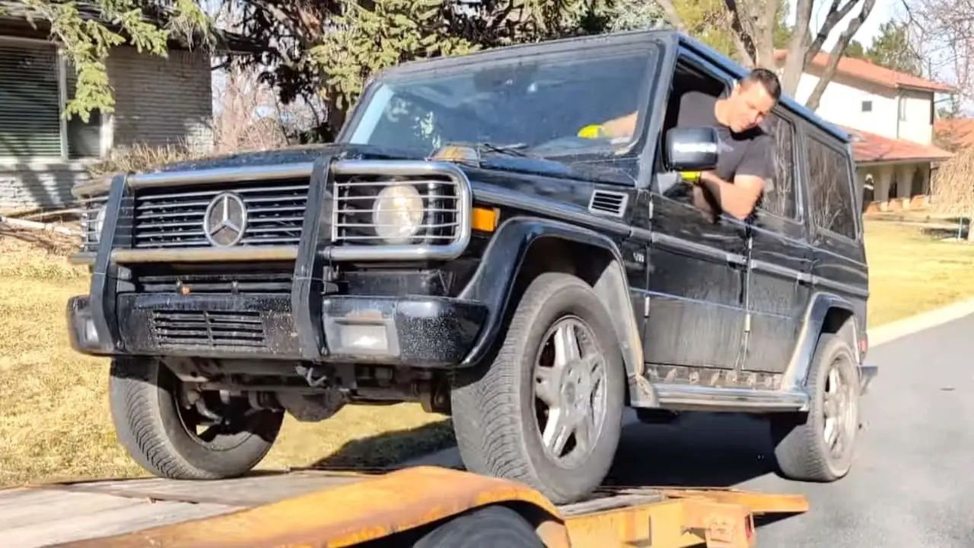 rusty-mercedes-benz-g-class-being-loaded-onto-a-trailer