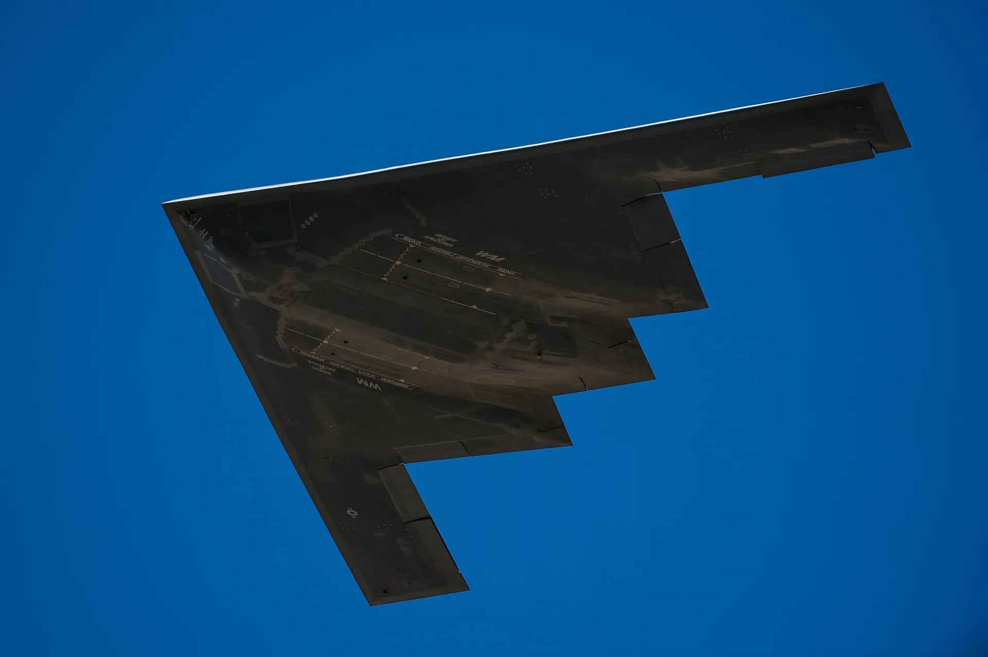 b-2-spirit-stealth-bomber_140717pmar352254