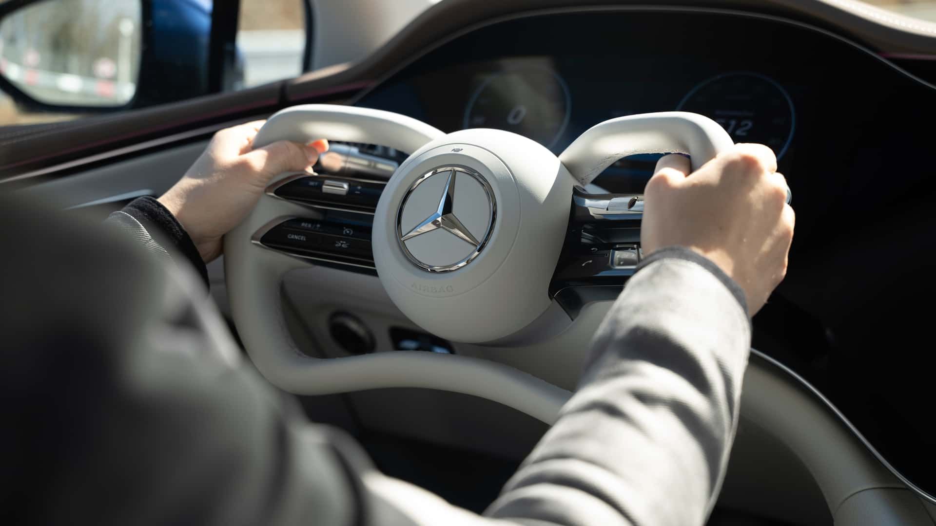 mercedes-benz-yoke-steering-wheel-with-steer-by-wire-system-1