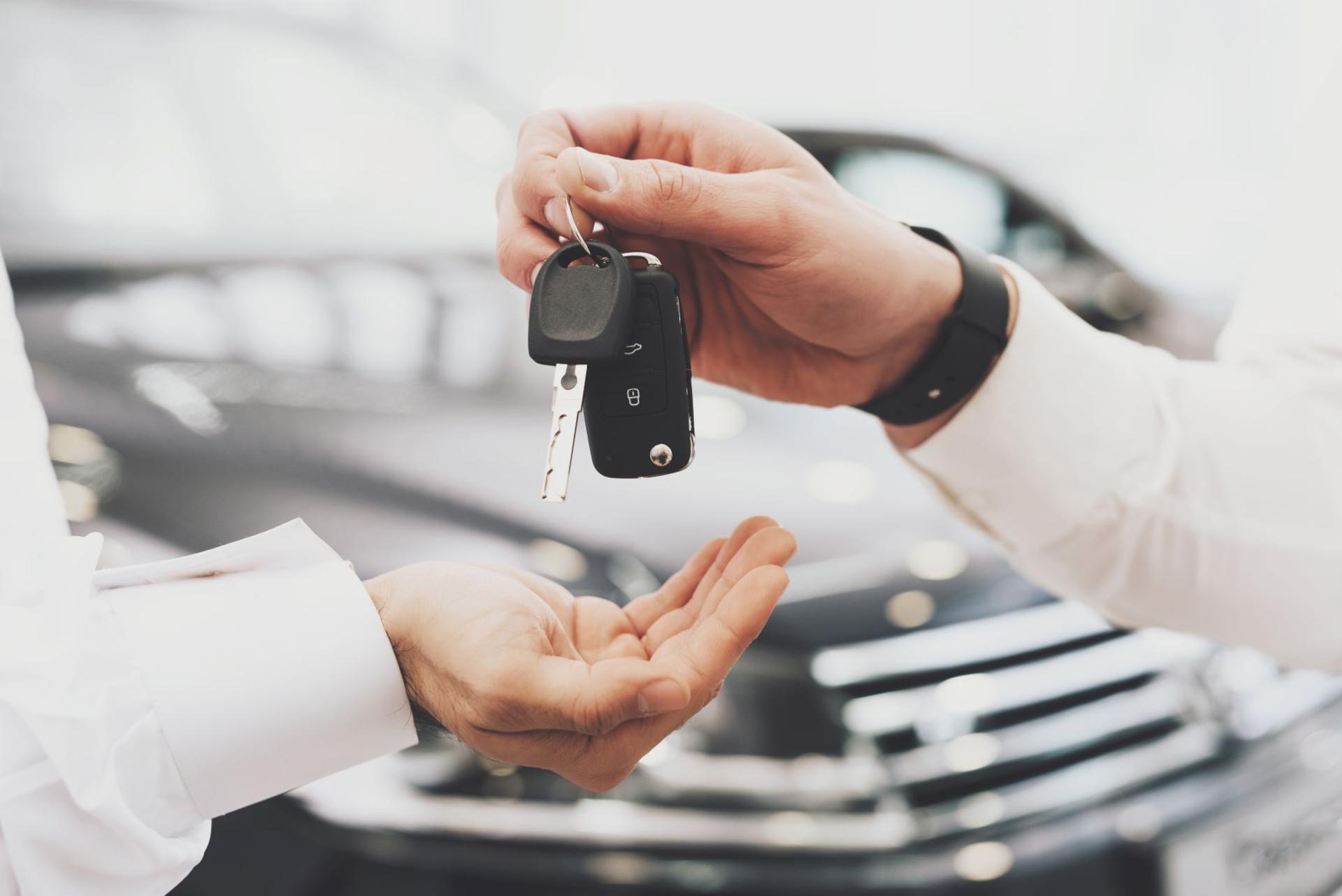 Dubai-vehicle-transfer-handing-over-keys
