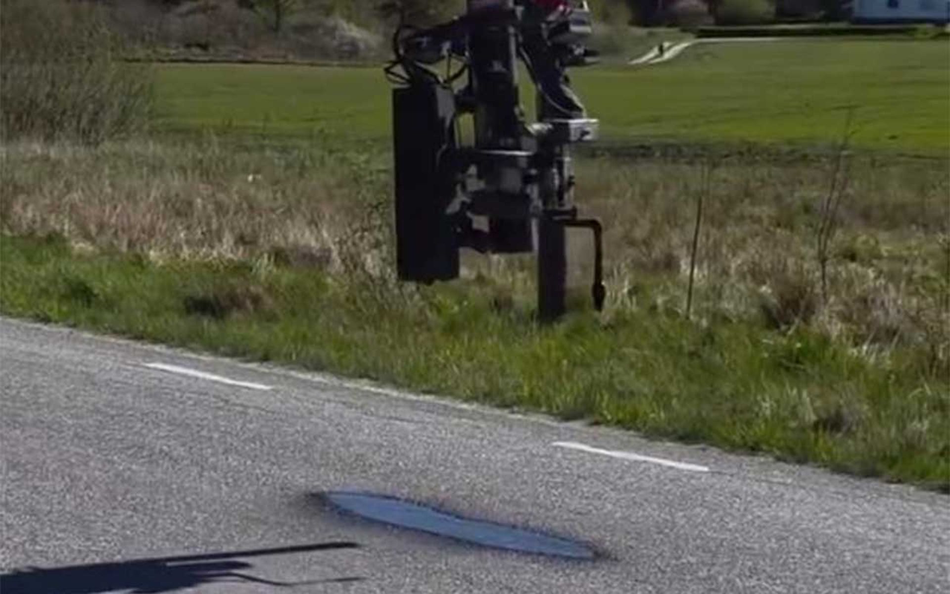 Fixing-Road-Cracks