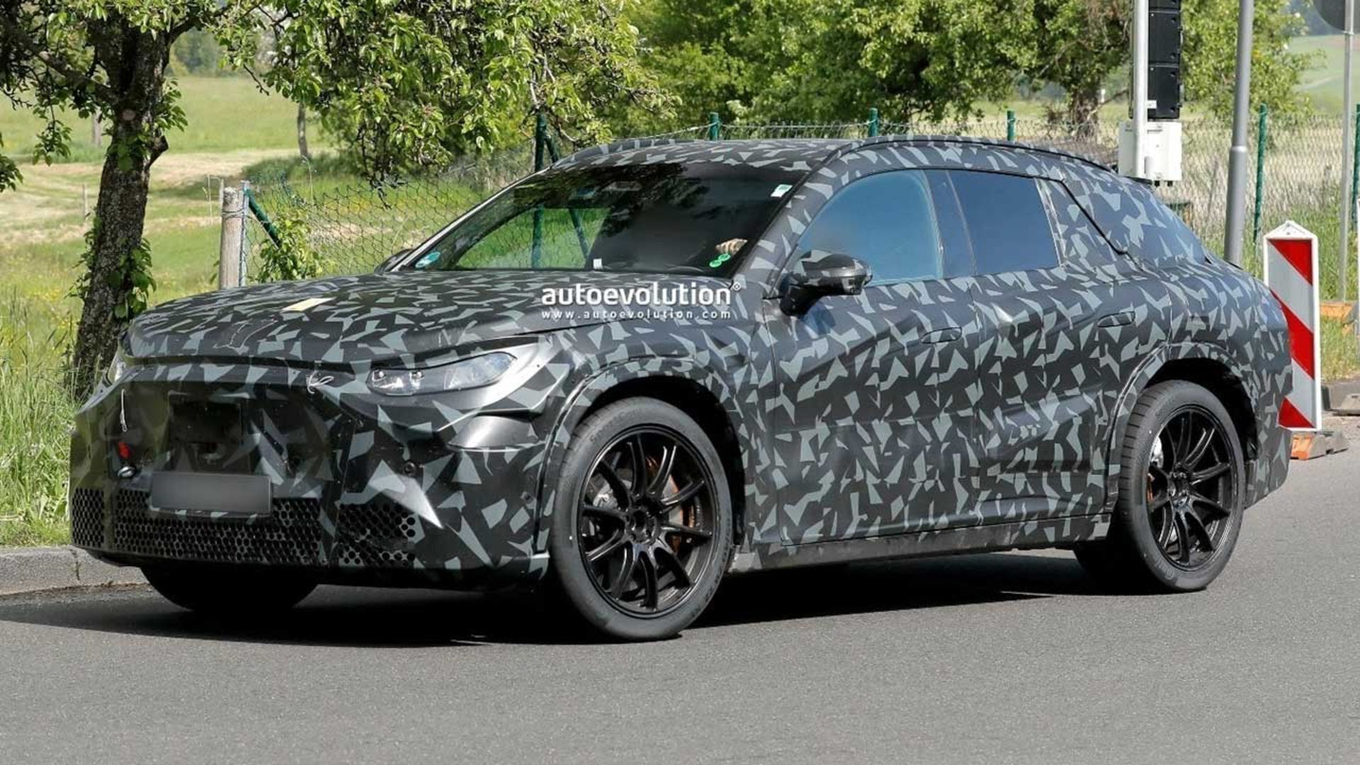 Mercedes-AMG-GT-SUV-1